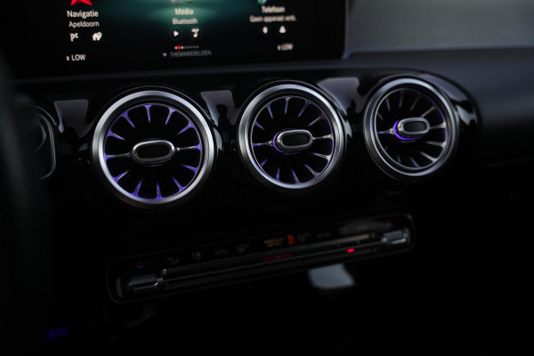Mercedes-Benz A-Klasse 200 Launch Edition Premium Plus AMG panoramadak AMBIENT Apple Carplay Brake assist Camera Multimedia Getint glas 19"L.M. Cruise Navi