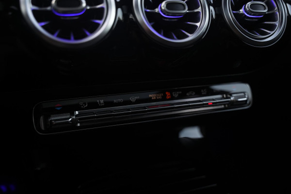 Mercedes-Benz A-Klasse 200 Launch Edition Premium Plus AMG panoramadak AMBIENT Apple Carplay Brake assist Camera Multimedia Getint glas 19"L.M. Cruise Navi