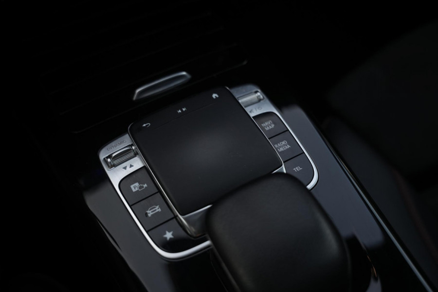 Mercedes-Benz A-Klasse 200 Launch Edition Premium Plus AMG panoramadak AMBIENT Apple Carplay Brake assist Camera Multimedia Getint glas 19"L.M. Cruise Navi