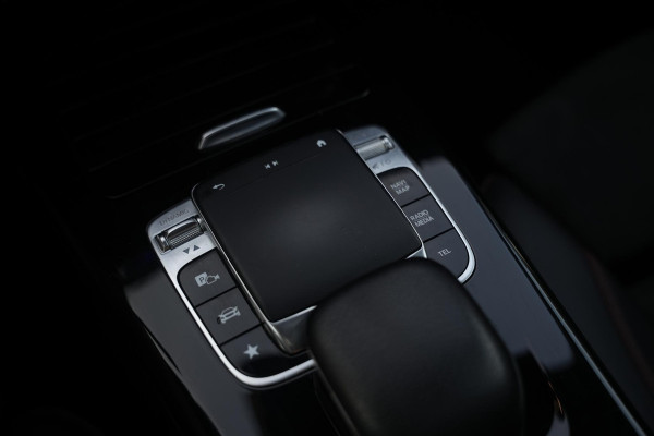 Mercedes-Benz A-Klasse 200 Launch Edition Premium Plus AMG panoramadak AMBIENT Apple Carplay Brake assist Camera Multimedia Getint glas 19"L.M. Cruise Navi