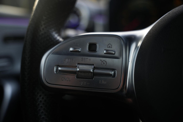 Mercedes-Benz A-Klasse 200 Launch Edition Premium Plus AMG panoramadak AMBIENT Apple Carplay Brake assist Camera Multimedia Getint glas 19"L.M. Cruise Navi