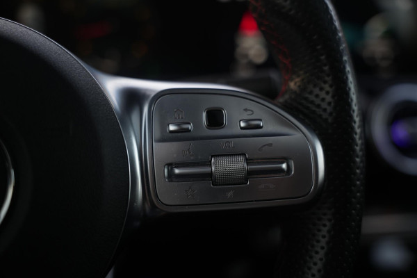 Mercedes-Benz A-Klasse 200 Launch Edition Premium Plus AMG panoramadak AMBIENT Apple Carplay Brake assist Camera Multimedia Getint glas 19"L.M. Cruise Navi