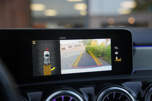 Mercedes-Benz A-Klasse 200 Launch Edition Premium Plus AMG panoramadak AMBIENT Apple Carplay Brake assist Camera Multimedia Getint glas 19"L.M. Cruise Navi
