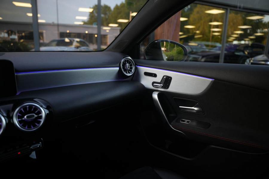 Mercedes-Benz A-Klasse 200 Launch Edition Premium Plus AMG panoramadak AMBIENT Apple Carplay Brake assist Camera Multimedia Getint glas 19"L.M. Cruise Navi