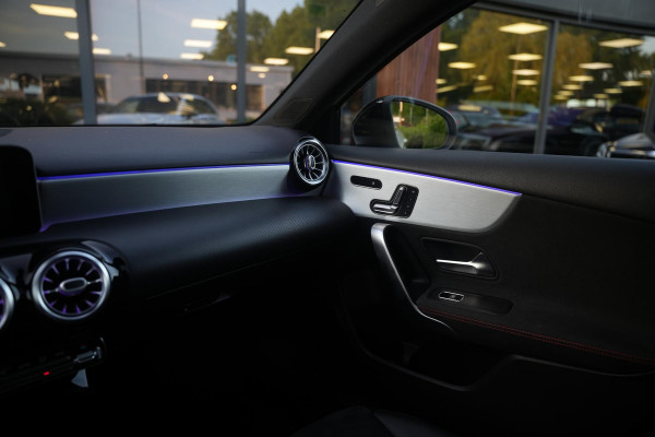 Mercedes-Benz A-Klasse 200 Launch Edition Premium Plus AMG panoramadak AMBIENT Apple Carplay Brake assist Camera Multimedia Getint glas 19"L.M. Cruise Navi