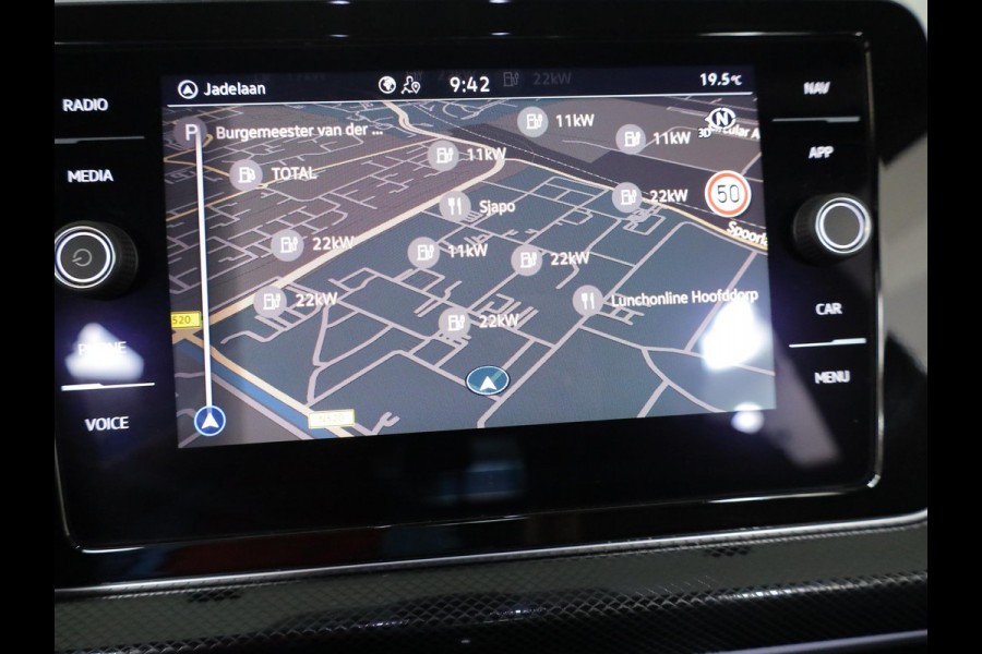 Volkswagen T-Cross 1.0 TSI Life Edition GOAL 116 pk Automaat (DSG) | Navigatie | Trekhaak (afneembaar) | Parkeersensoren (Park assist) | Autom. airco | Stoelverwarming |