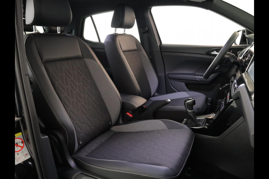 Volkswagen T-Cross 1.0 TSI Life Edition GOAL 116 pk Automaat (DSG) | Navigatie | Trekhaak (afneembaar) | Parkeersensoren (Park assist) | Autom. airco | Stoelverwarming |