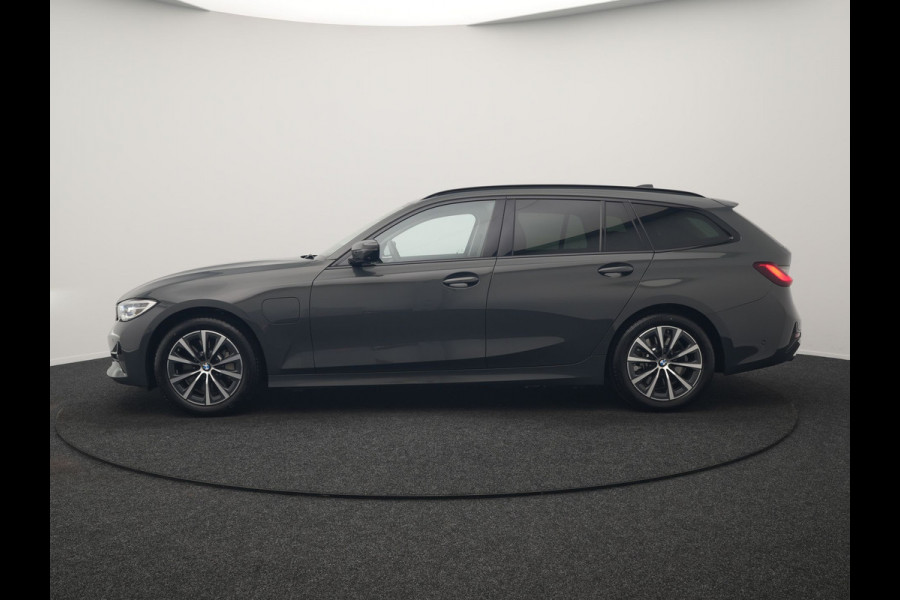 BMW 3 Serie Touring 330e Sport Line PHEV 293pk Dealer O.H. DRAVITGRAU | Trekhaak Af Fabriek | Adaptive Cruise | 360 Camera | Lederen Sportstoelen Memory & Verwarmd | Sfeerverlichting | Stuur Verwarmd | Apple Carplay | Navigatie | DAB | Plug In Hybrid |