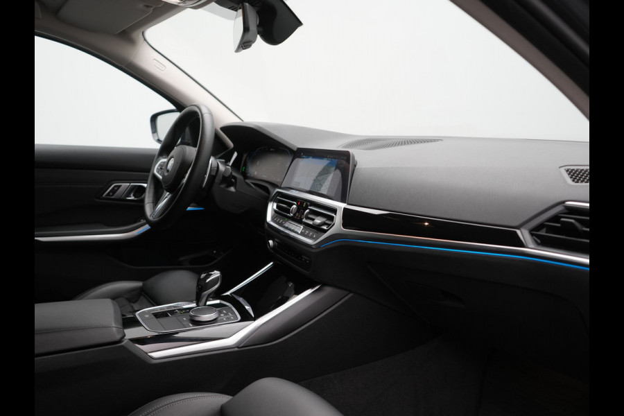 BMW 3 Serie Touring 330e Sport Line PHEV 293pk Dealer O.H. DRAVITGRAU | Trekhaak Af Fabriek | Adaptive Cruise | 360 Camera | Lederen Sportstoelen Memory & Verwarmd | Sfeerverlichting | Stuur Verwarmd | Apple Carplay | Navigatie | DAB | Plug In Hybrid |