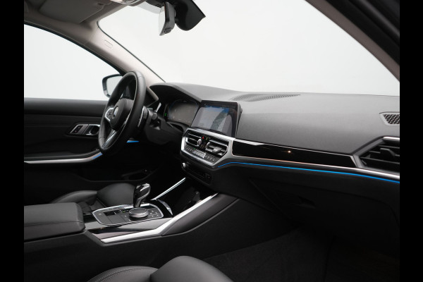 BMW 3 Serie Touring 330e Sport Line PHEV 293pk Dealer O.H. DRAVITGRAU | Trekhaak Af Fabriek | Adaptive Cruise | 360 Camera | Lederen Sportstoelen Memory & Verwarmd | Sfeerverlichting | Stuur Verwarmd | Apple Carplay | Navigatie | DAB | Plug In Hybrid |