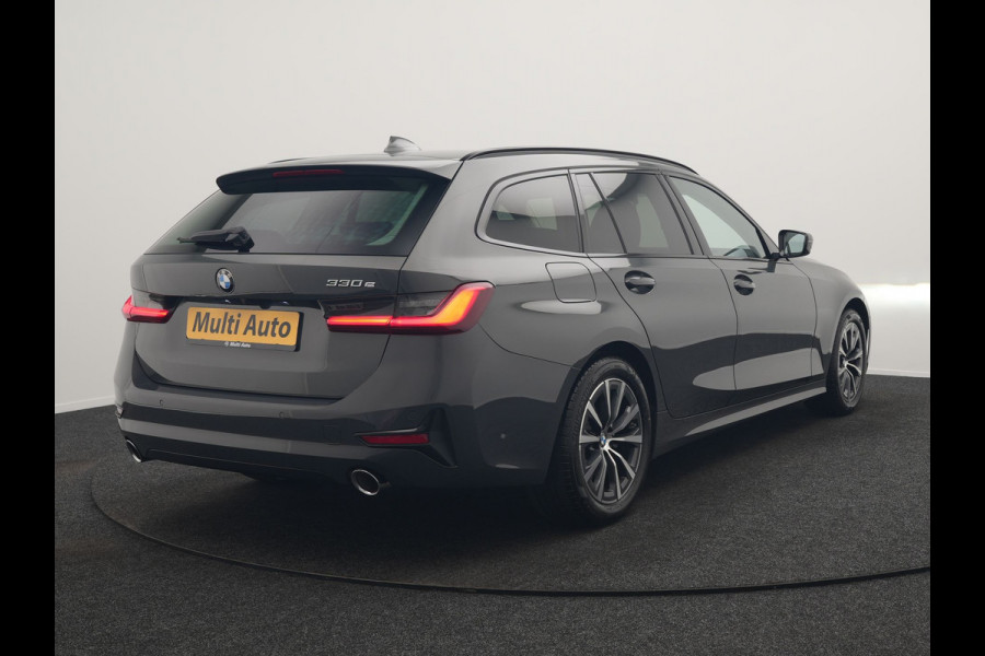 BMW 3 Serie Touring 330e Sport Line PHEV 293pk Dealer O.H. DRAVITGRAU | Trekhaak Af Fabriek | Adaptive Cruise | 360 Camera | Lederen Sportstoelen Memory & Verwarmd | Sfeerverlichting | Stuur Verwarmd | Apple Carplay | Navigatie | DAB | Plug In Hybrid |