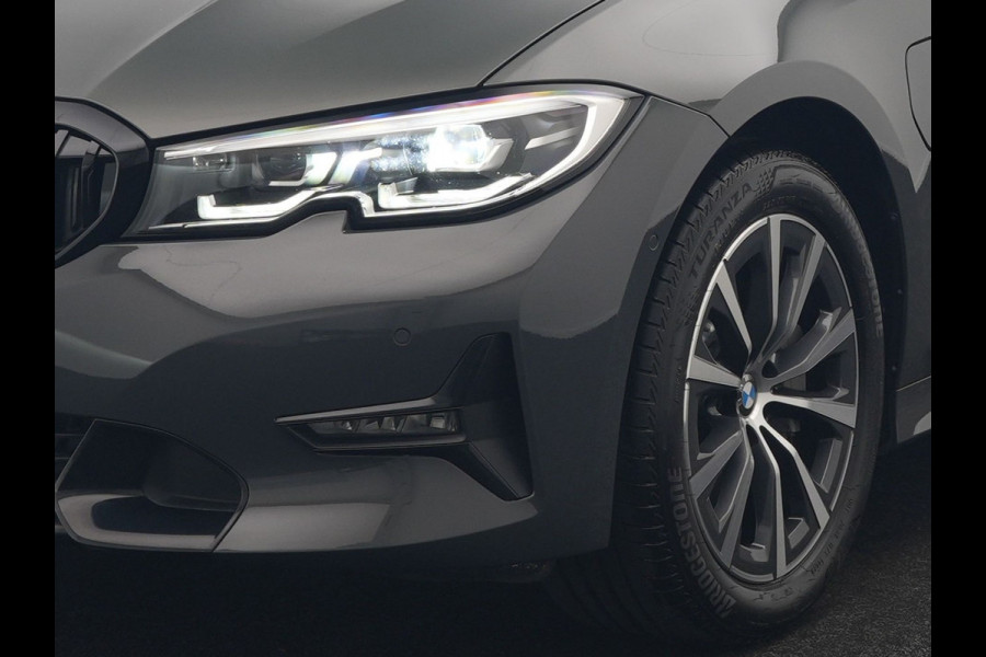 BMW 3 Serie Touring 330e Sport Line PHEV 293pk Dealer O.H. DRAVITGRAU | Trekhaak Af Fabriek | Adaptive Cruise | 360 Camera | Lederen Sportstoelen Memory & Verwarmd | Sfeerverlichting | Stuur Verwarmd | Apple Carplay | Navigatie | DAB | Plug In Hybrid |