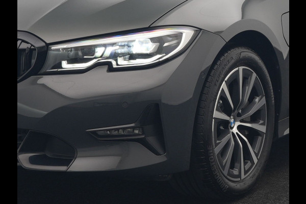 BMW 3 Serie Touring 330e Sport Line PHEV 293pk Dealer O.H. DRAVITGRAU | Trekhaak Af Fabriek | Adaptive Cruise | 360 Camera | Lederen Sportstoelen Memory & Verwarmd | Sfeerverlichting | Stuur Verwarmd | Apple Carplay | Navigatie | DAB | Plug In Hybrid |