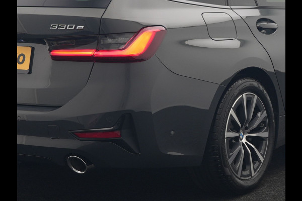 BMW 3 Serie Touring 330e Sport Line PHEV 293pk Dealer O.H. DRAVITGRAU | Trekhaak Af Fabriek | Adaptive Cruise | 360 Camera | Lederen Sportstoelen Memory & Verwarmd | Sfeerverlichting | Stuur Verwarmd | Apple Carplay | Navigatie | DAB | Plug In Hybrid |