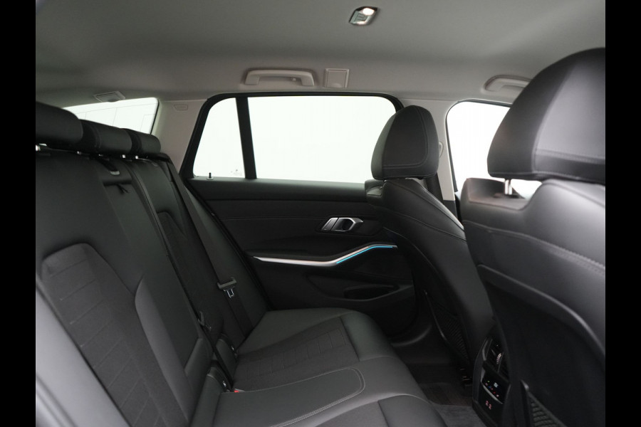 BMW 3 Serie Touring 330e Sport Line PHEV 293pk Dealer O.H. DRAVITGRAU | Trekhaak Af Fabriek | Adaptive Cruise | 360 Camera | Lederen Sportstoelen Memory & Verwarmd | Sfeerverlichting | Stuur Verwarmd | Apple Carplay | Navigatie | DAB | Plug In Hybrid |