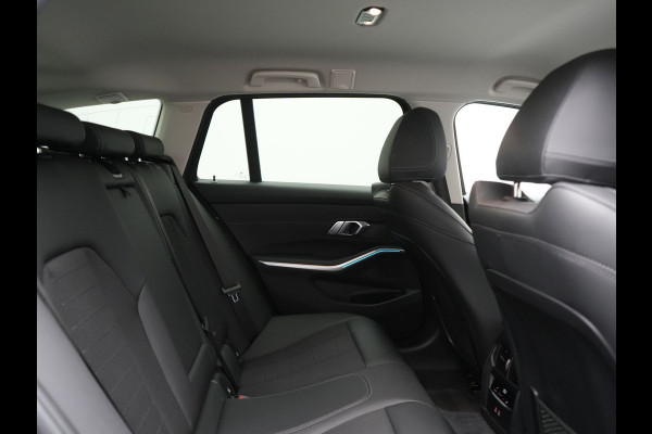 BMW 3 Serie Touring 330e Sport Line PHEV 293pk Dealer O.H. DRAVITGRAU | Trekhaak Af Fabriek | Adaptive Cruise | 360 Camera | Lederen Sportstoelen Memory & Verwarmd | Sfeerverlichting | Stuur Verwarmd | Apple Carplay | Navigatie | DAB | Plug In Hybrid |