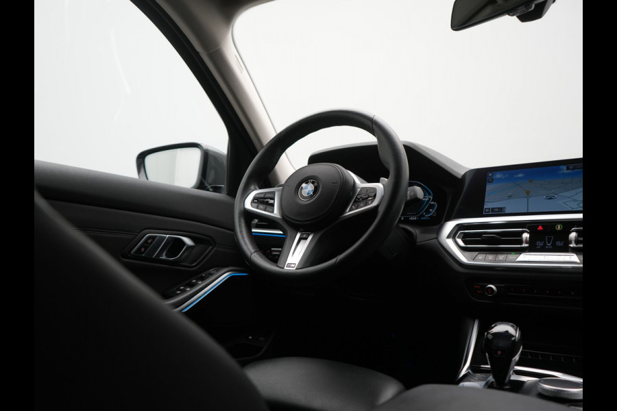 BMW 3 Serie Touring 330e Sport Line PHEV 293pk Dealer O.H. DRAVITGRAU | Trekhaak Af Fabriek | Adaptive Cruise | 360 Camera | Lederen Sportstoelen Memory & Verwarmd | Sfeerverlichting | Stuur Verwarmd | Apple Carplay | Navigatie | DAB | Plug In Hybrid |