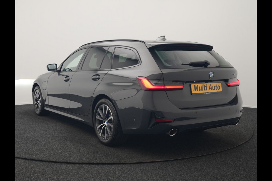 BMW 3 Serie Touring 330e Sport Line PHEV 293pk Dealer O.H. DRAVITGRAU | Trekhaak Af Fabriek | Adaptive Cruise | 360 Camera | Lederen Sportstoelen Memory & Verwarmd | Sfeerverlichting | Stuur Verwarmd | Apple Carplay | Navigatie | DAB | Plug In Hybrid |