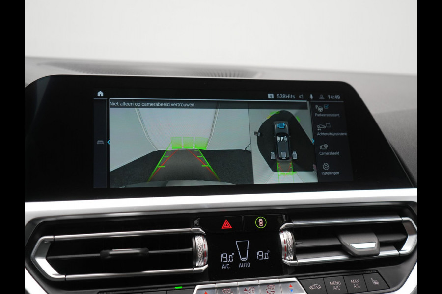 BMW 3 Serie Touring 330e Sport Line PHEV 293pk Dealer O.H. DRAVITGRAU | Trekhaak Af Fabriek | Adaptive Cruise | 360 Camera | Lederen Sportstoelen Memory & Verwarmd | Sfeerverlichting | Stuur Verwarmd | Apple Carplay | Navigatie | DAB | Plug In Hybrid |