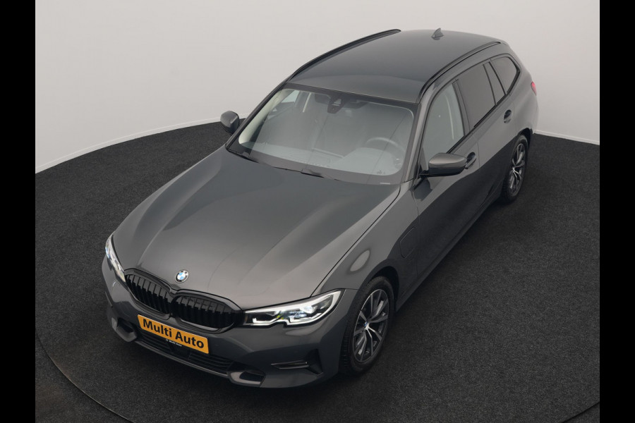 BMW 3 Serie Touring 330e Sport Line PHEV 293pk Dealer O.H. DRAVITGRAU | Trekhaak Af Fabriek | Adaptive Cruise | 360 Camera | Lederen Sportstoelen Memory & Verwarmd | Sfeerverlichting | Stuur Verwarmd | Apple Carplay | Navigatie | DAB | Plug In Hybrid |