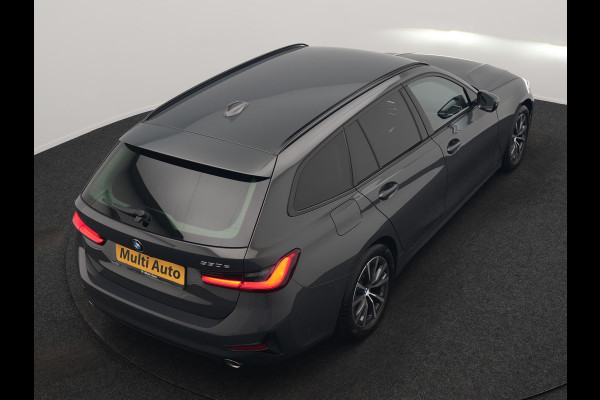 BMW 3 Serie Touring 330e Sport Line PHEV 293pk Dealer O.H. DRAVITGRAU | Trekhaak Af Fabriek | Adaptive Cruise | 360 Camera | Lederen Sportstoelen Memory & Verwarmd | Sfeerverlichting | Stuur Verwarmd | Apple Carplay | Navigatie | DAB | Plug In Hybrid |