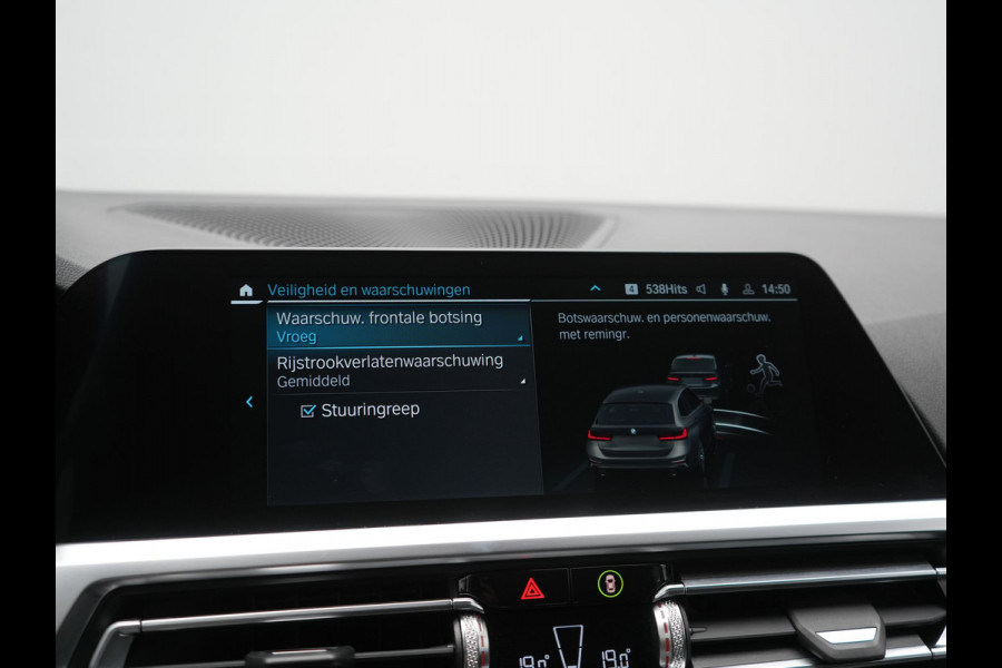 BMW 3 Serie Touring 330e Sport Line PHEV 293pk Dealer O.H. DRAVITGRAU | Trekhaak Af Fabriek | Adaptive Cruise | 360 Camera | Lederen Sportstoelen Memory & Verwarmd | Sfeerverlichting | Stuur Verwarmd | Apple Carplay | Navigatie | DAB | Plug In Hybrid |