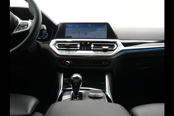 BMW 3 Serie Touring 330e Sport Line PHEV 293pk Dealer O.H. DRAVITGRAU | Trekhaak Af Fabriek | Adaptive Cruise | 360 Camera | Lederen Sportstoelen Memory & Verwarmd | Sfeerverlichting | Stuur Verwarmd | Apple Carplay | Navigatie | DAB | Plug In Hybrid |
