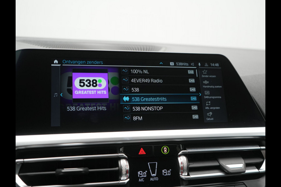 BMW 3 Serie Touring 330e Sport Line PHEV 293pk Dealer O.H. DRAVITGRAU | Trekhaak Af Fabriek | Adaptive Cruise | 360 Camera | Lederen Sportstoelen Memory & Verwarmd | Sfeerverlichting | Stuur Verwarmd | Apple Carplay | Navigatie | DAB | Plug In Hybrid |