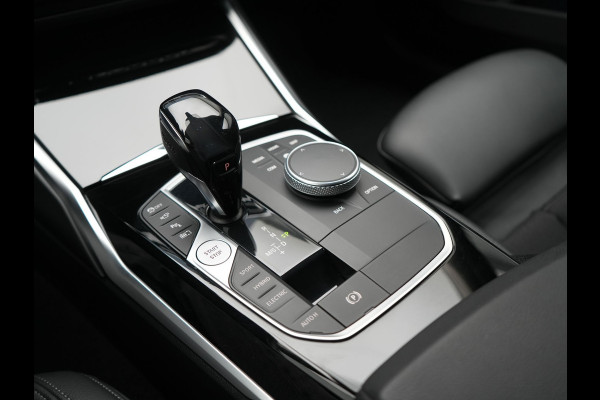 BMW 3 Serie Touring 330e Sport Line PHEV 293pk Dealer O.H. DRAVITGRAU | Trekhaak Af Fabriek | Adaptive Cruise | 360 Camera | Lederen Sportstoelen Memory & Verwarmd | Sfeerverlichting | Stuur Verwarmd | Apple Carplay | Navigatie | DAB | Plug In Hybrid |