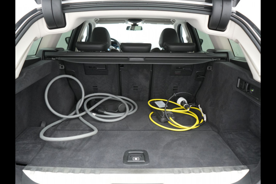 BMW 3 Serie Touring 330e Sport Line PHEV 293pk Dealer O.H. DRAVITGRAU | Trekhaak Af Fabriek | Adaptive Cruise | 360 Camera | Lederen Sportstoelen Memory & Verwarmd | Sfeerverlichting | Stuur Verwarmd | Apple Carplay | Navigatie | DAB | Plug In Hybrid |