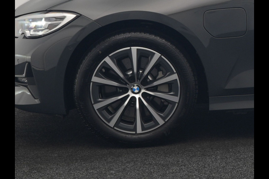 BMW 3 Serie Touring 330e Sport Line PHEV 293pk Dealer O.H. DRAVITGRAU | Trekhaak Af Fabriek | Adaptive Cruise | 360 Camera | Lederen Sportstoelen Memory & Verwarmd | Sfeerverlichting | Stuur Verwarmd | Apple Carplay | Navigatie | DAB | Plug In Hybrid |