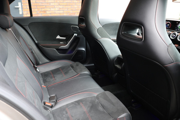 Mercedes-Benz A-Klasse A 180 d AMG pakket | Panorama dak | Burmester | Widescreen | Apple Carplay | Sfeerverlichting | Stoelverwarming | Alcantara | 360 PDC | Volledig onderhouden | Nieuwe Distributieriem