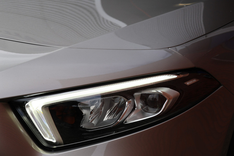 Mercedes-Benz A-Klasse A 180 d AMG pakket | Panorama dak | Burmester | Widescreen | Apple Carplay | Sfeerverlichting | Stoelverwarming | Alcantara | 360 PDC | Volledig onderhouden | Nieuwe Distributieriem