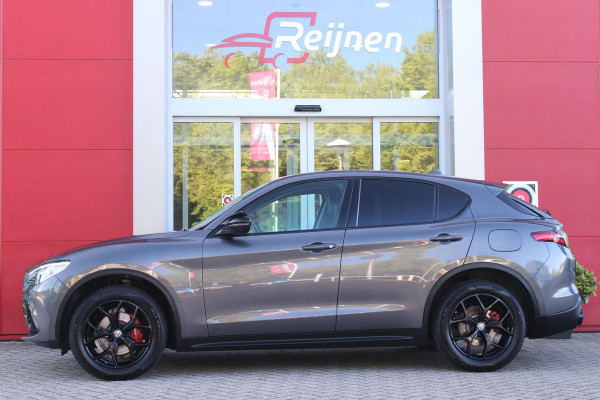 Alfa Romeo Stelvio 2.0 T 280PK Q4 AWD B-Tech | DRIVER ASSISTENCE PACK2: | ACHTERUITRIJCAMERA | PARKEERSENSOREN VOOR / ACHTER | DODEHOEKDETECTIE | DIMMENDE BINNENSPIEGEL | CONVENIENCE PACK: | KEYLESS ENTRY / START | WARMTE WERENDE VOORRUIT | ELEKTRSICHE STOELVERSTELLING MET GEHEUGEN | ELEKTRISCH VERWARMEDE VOORSTOELEN | ELEKTRISCH VERWARMBAAR STUURWIEL | LEDEREN BEKLEDING | RODE REMKLAUWEN | 19"INCH LICHTMETALEN VELGEN | BI-XENON KOPLAMPEN MET SPROEIINSTALATIE | ELEKTRISCHE ACHTERKLEP | NAVIGATIE | DAB+ RADIO | ADAPTIVE CRUISE CONTROL |