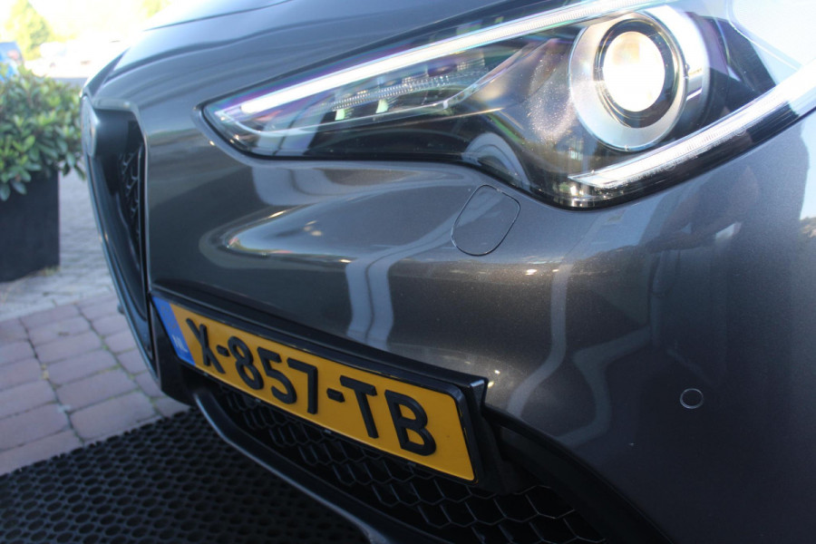 Alfa Romeo Stelvio 2.0 T 280PK Q4 AWD B-Tech | DRIVER ASSISTENCE PACK2: | ACHTERUITRIJCAMERA | PARKEERSENSOREN VOOR / ACHTER | DODEHOEKDETECTIE | DIMMENDE BINNENSPIEGEL | CONVENIENCE PACK: | KEYLESS ENTRY / START | WARMTE WERENDE VOORRUIT | ELEKTRSICHE STOELVERSTELLING MET GEHEUGEN | ELEKTRISCH VERWARMEDE VOORSTOELEN | ELEKTRISCH VERWARMBAAR STUURWIEL | LEDEREN BEKLEDING | RODE REMKLAUWEN | 19"INCH LICHTMETALEN VELGEN | BI-XENON KOPLAMPEN MET SPROEIINSTALATIE | ELEKTRISCHE ACHTERKLEP | NAVIGATIE | DAB+ RADIO | ADAPTIVE CRUISE CONTROL |