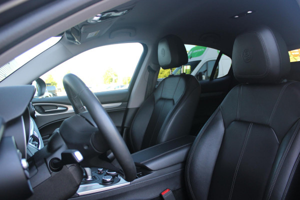 Alfa Romeo Stelvio 2.0 T 280PK Q4 AWD B-Tech | DRIVER ASSISTENCE PACK2: | ACHTERUITRIJCAMERA | PARKEERSENSOREN VOOR / ACHTER | DODEHOEKDETECTIE | DIMMENDE BINNENSPIEGEL | CONVENIENCE PACK: | KEYLESS ENTRY / START | WARMTE WERENDE VOORRUIT | ELEKTRSICHE STOELVERSTELLING MET GEHEUGEN | ELEKTRISCH VERWARMEDE VOORSTOELEN | ELEKTRISCH VERWARMBAAR STUURWIEL | LEDEREN BEKLEDING | RODE REMKLAUWEN | 19"INCH LICHTMETALEN VELGEN | BI-XENON KOPLAMPEN MET SPROEIINSTALATIE | ELEKTRISCHE ACHTERKLEP | NAVIGATIE | DAB+ RADIO | ADAPTIVE CRUISE CONTROL |