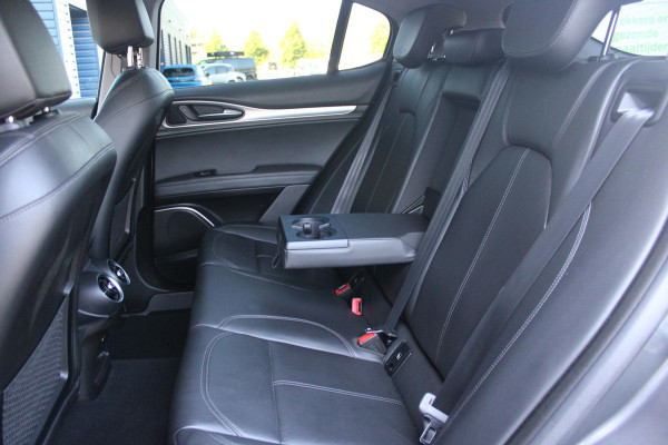Alfa Romeo Stelvio 2.0 T 280PK Q4 AWD B-Tech | DRIVER ASSISTENCE PACK2: | ACHTERUITRIJCAMERA | PARKEERSENSOREN VOOR / ACHTER | DODEHOEKDETECTIE | DIMMENDE BINNENSPIEGEL | CONVENIENCE PACK: | KEYLESS ENTRY / START | WARMTE WERENDE VOORRUIT | ELEKTRSICHE STOELVERSTELLING MET GEHEUGEN | ELEKTRISCH VERWARMEDE VOORSTOELEN | ELEKTRISCH VERWARMBAAR STUURWIEL | LEDEREN BEKLEDING | RODE REMKLAUWEN | 19"INCH LICHTMETALEN VELGEN | BI-XENON KOPLAMPEN MET SPROEIINSTALATIE | ELEKTRISCHE ACHTERKLEP | NAVIGATIE | DAB+ RADIO | ADAPTIVE CRUISE CONTROL |