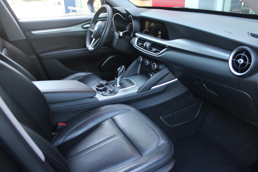 Alfa Romeo Stelvio 2.0 T 280PK Q4 AWD B-Tech | DRIVER ASSISTENCE PACK2: | ACHTERUITRIJCAMERA | PARKEERSENSOREN VOOR / ACHTER | DODEHOEKDETECTIE | DIMMENDE BINNENSPIEGEL | CONVENIENCE PACK: | KEYLESS ENTRY / START | WARMTE WERENDE VOORRUIT | ELEKTRSICHE STOELVERSTELLING MET GEHEUGEN | ELEKTRISCH VERWARMEDE VOORSTOELEN | ELEKTRISCH VERWARMBAAR STUURWIEL | LEDEREN BEKLEDING | RODE REMKLAUWEN | 19"INCH LICHTMETALEN VELGEN | BI-XENON KOPLAMPEN MET SPROEIINSTALATIE | ELEKTRISCHE ACHTERKLEP | NAVIGATIE | DAB+ RADIO | ADAPTIVE CRUISE CONTROL |