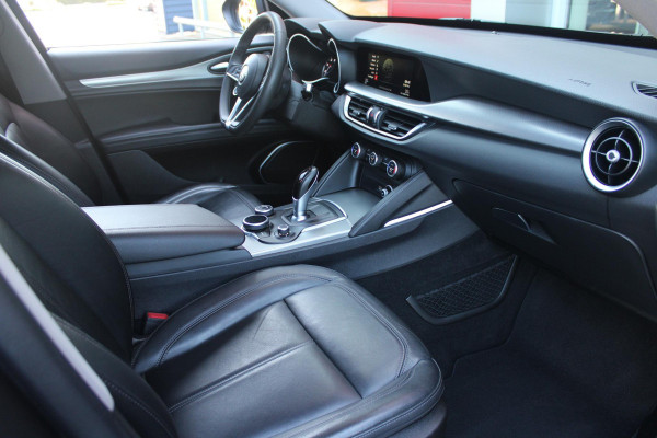 Alfa Romeo Stelvio 2.0 T 280PK Q4 AWD B-Tech | DRIVER ASSISTENCE PACK2: | ACHTERUITRIJCAMERA | PARKEERSENSOREN VOOR / ACHTER | DODEHOEKDETECTIE | DIMMENDE BINNENSPIEGEL | CONVENIENCE PACK: | KEYLESS ENTRY / START | WARMTE WERENDE VOORRUIT | ELEKTRSICHE STOELVERSTELLING MET GEHEUGEN | ELEKTRISCH VERWARMEDE VOORSTOELEN | ELEKTRISCH VERWARMBAAR STUURWIEL | LEDEREN BEKLEDING | RODE REMKLAUWEN | 19"INCH LICHTMETALEN VELGEN | BI-XENON KOPLAMPEN MET SPROEIINSTALATIE | ELEKTRISCHE ACHTERKLEP | NAVIGATIE | DAB+ RADIO | ADAPTIVE CRUISE CONTROL |