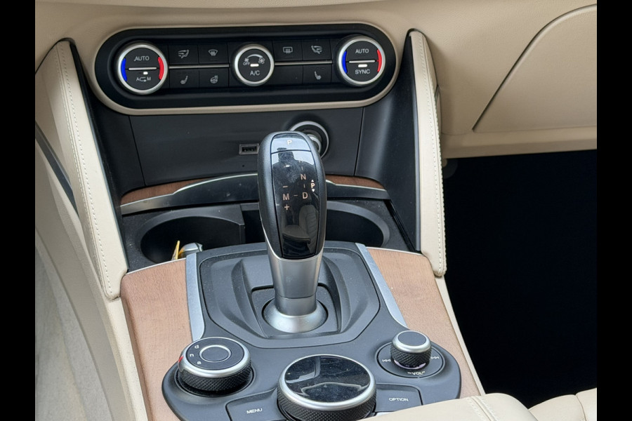 Alfa Romeo Stelvio 2.0 T AWD First Edition | Meer foto's volgen