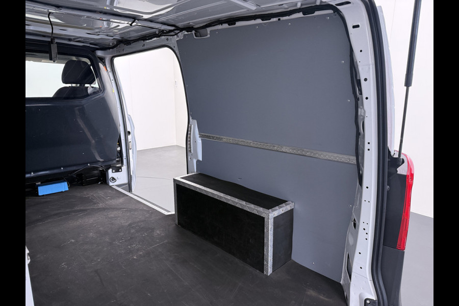 Mercedes-Benz Vito 114CDI 136pk AUT-7 L2 Lang Trekhaak Euro-6 Airco Cruise Control Bluetooth Lane Asist Pdc Betonplex Vloer Wandbetimmering Kast inbouw Achter+Geblindeerde-Raam Schuifdeur 1e Eigenaar 2.000KG Trekgewicht Nette Bus!
