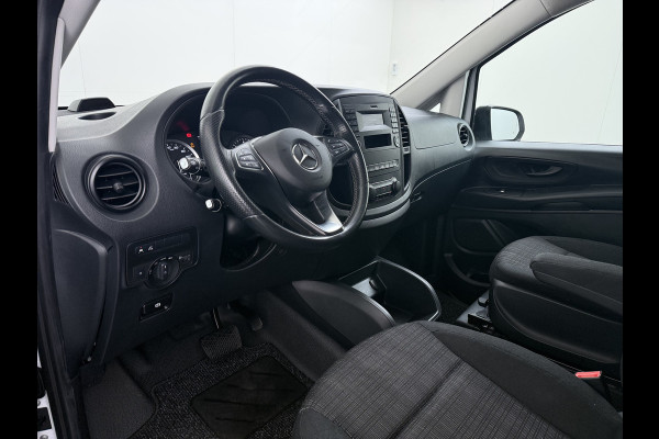 Mercedes-Benz Vito 114CDI 136pk AUT-7 L2 Lang Trekhaak Euro-6 Airco Cruise Control Bluetooth Lane Asist Pdc Betonplex Vloer Wandbetimmering Kast inbouw Achter+Geblindeerde-Raam Schuifdeur 1e Eigenaar 2.000KG Trekgewicht Nette Bus!