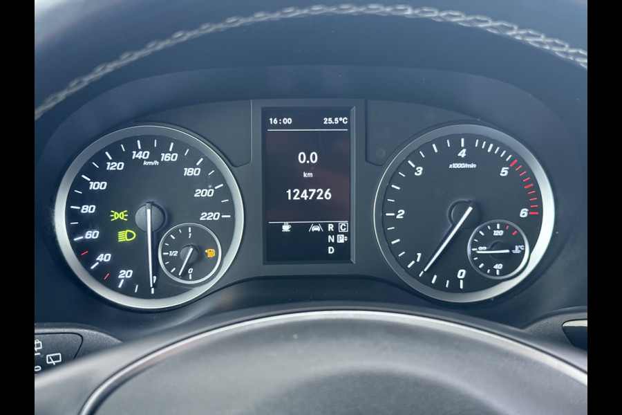 Mercedes-Benz Vito 114CDI 136pk AUT-7 L2 Lang Trekhaak Euro-6 Airco Cruise Control Bluetooth Lane Asist Pdc Betonplex Vloer Wandbetimmering Kast inbouw Achter+Geblindeerde-Raam Schuifdeur 1e Eigenaar 2.000KG Trekgewicht Nette Bus!