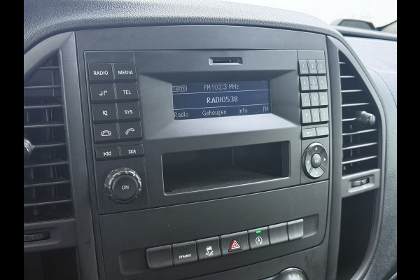 Mercedes-Benz Vito 114CDI 136pk AUT-7 L2 Lang Trekhaak Euro-6 Airco Cruise Control Bluetooth Lane Asist Pdc Betonplex Vloer Wandbetimmering Kast inbouw Achter+Geblindeerde-Raam Schuifdeur 1e Eigenaar 2.000KG Trekgewicht Nette Bus!