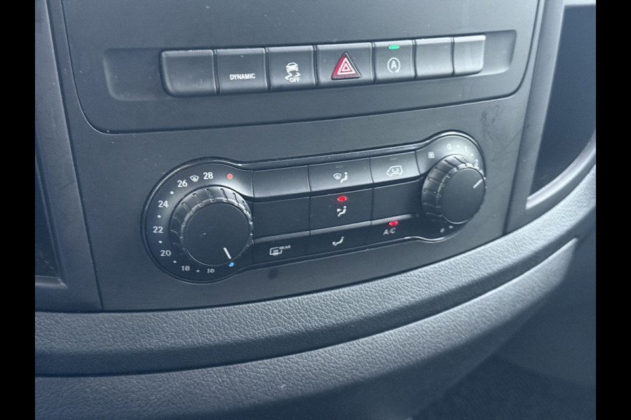 Mercedes-Benz Vito 114CDI 136pk AUT-7 L2 Lang Trekhaak Euro-6 Airco Cruise Control Bluetooth Lane Asist Pdc Betonplex Vloer Wandbetimmering Kast inbouw Achter+Geblindeerde-Raam Schuifdeur 1e Eigenaar 2.000KG Trekgewicht Nette Bus!