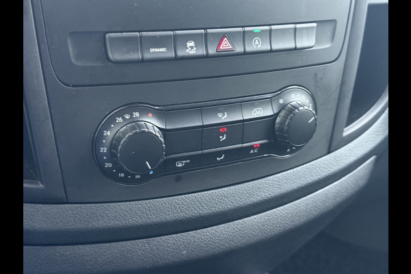 Mercedes-Benz Vito 114CDI 136pk AUT-7 L2 Lang Trekhaak Euro-6 Airco Cruise Control Bluetooth Lane Asist Pdc Betonplex Vloer Wandbetimmering Kast inbouw Achter+Geblindeerde-Raam Schuifdeur 1e Eigenaar 2.000KG Trekgewicht Nette Bus!