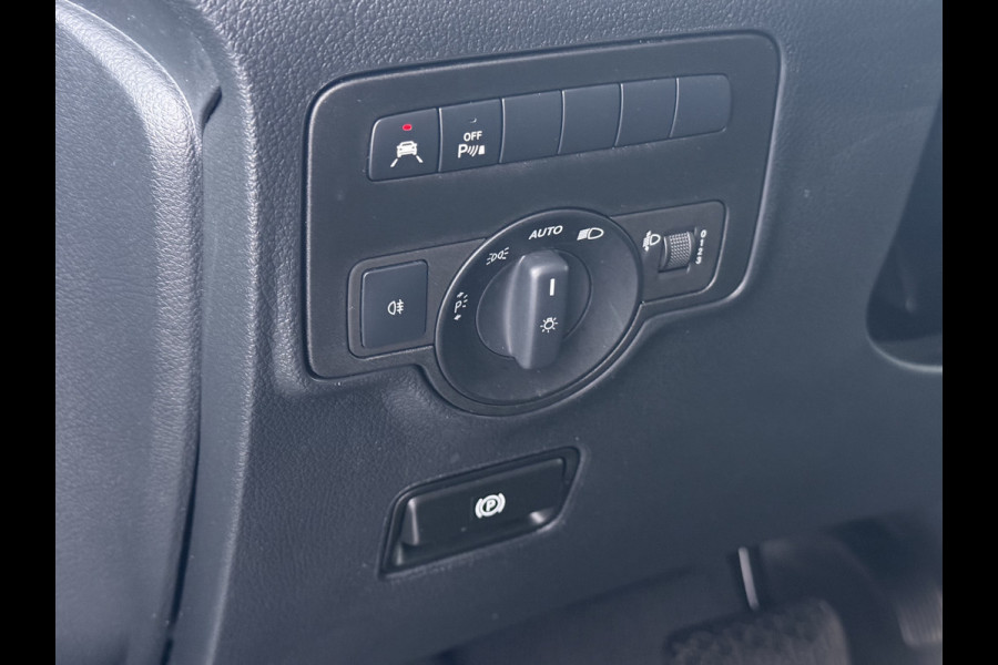 Mercedes-Benz Vito 114CDI 136pk AUT-7 L2 Lang Trekhaak Euro-6 Airco Cruise Control Bluetooth Lane Asist Pdc Betonplex Vloer Wandbetimmering Kast inbouw Achter+Geblindeerde-Raam Schuifdeur 1e Eigenaar 2.000KG Trekgewicht Nette Bus!