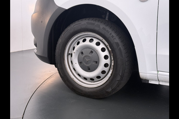 Mercedes-Benz Vito 114CDI 136pk AUT-7 L2 Lang Trekhaak Euro-6 Airco Cruise Control Bluetooth Lane Asist Pdc Betonplex Vloer Wandbetimmering Kast inbouw Achter+Geblindeerde-Raam Schuifdeur 1e Eigenaar 2.000KG Trekgewicht Nette Bus!