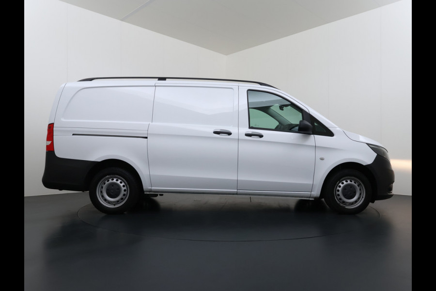 Mercedes-Benz Vito 114CDI 136pk AUT-7 L2 Lang Trekhaak Euro-6 Airco Cruise Control Bluetooth Lane Asist Pdc Betonplex Vloer Wandbetimmering Kast inbouw Achter+Geblindeerde-Raam Schuifdeur 1e Eigenaar 2.000KG Trekgewicht Nette Bus!