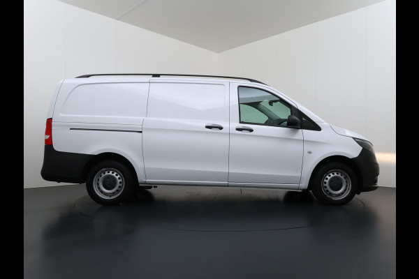 Mercedes-Benz Vito 114CDI 136pk AUT-7 L2 Lang Trekhaak Euro-6 Airco Cruise Control Bluetooth Lane Asist Pdc Betonplex Vloer Wandbetimmering Kast inbouw Achter+Geblindeerde-Raam Schuifdeur 1e Eigenaar 2.000KG Trekgewicht Nette Bus!